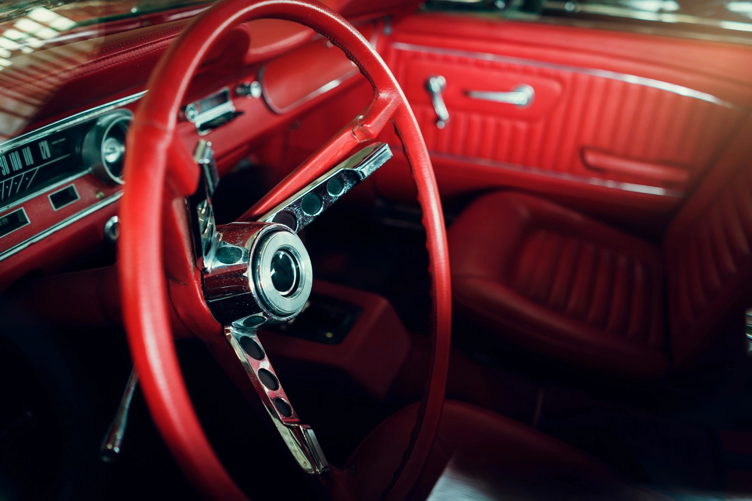 EUROPE RENTAL CAR - Auto per cerimonie e shooting - Interni in pelle rossa di un’auto d’epoca