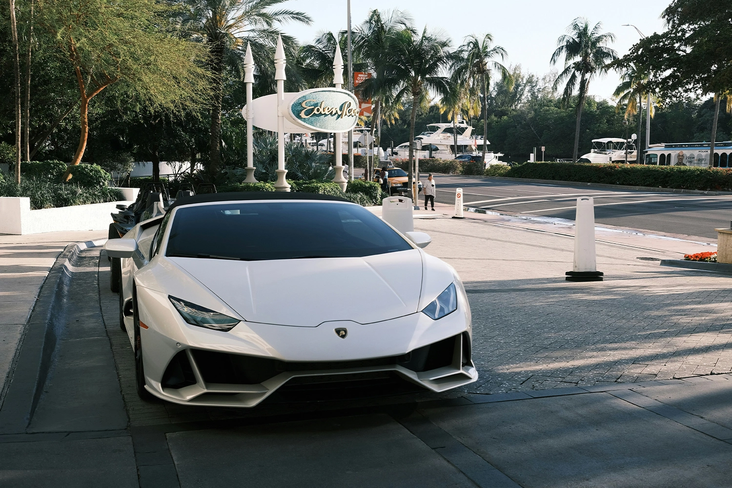 EUROPE RENTAL CAR - Servizio pick-up e drop-off - Una Lamborghini parcheggiata davanti a un albergo